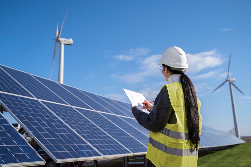 Especialista de GSE supervisando un proyecto de energía solar